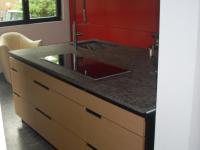 Kochinsel aus Holz mit dunkler Steinplatte