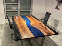 Esszimmertisch aus Holz mit blauem Dekorstreifen