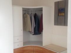 Garderobe weiß lackiert mit formenverleimten Türen in Zwetschge furniert (Singen)