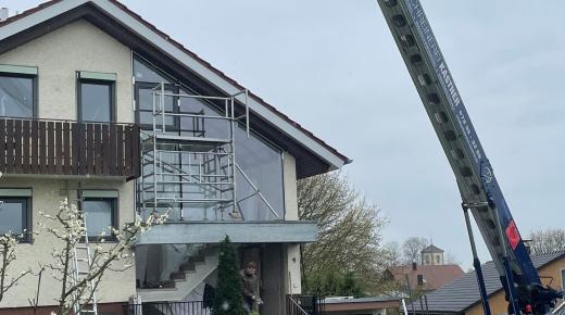 Die sanierte Fassade mit neuen Fenstern von PaX