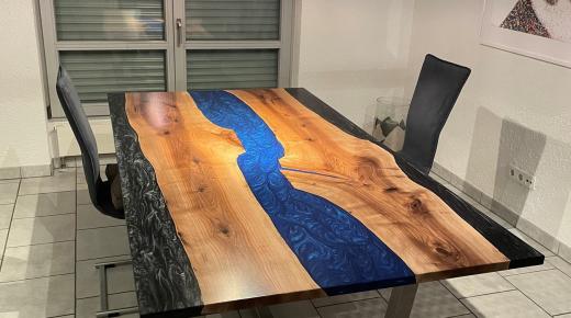 Esszimmertisch aus Holz mit blauem Dekorstreifen