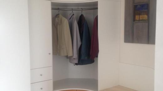Garderobe weiß lackiert mit formenverleimten Türen in Zwetschge furniert (Singen)