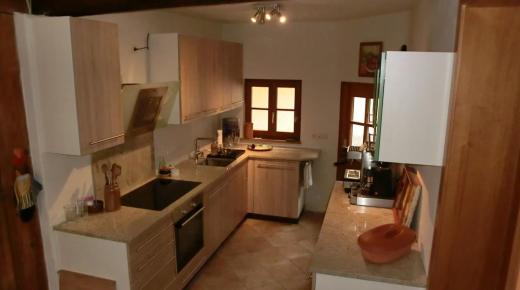 Küchenmöbel mit Stein-Arbeitsplatte