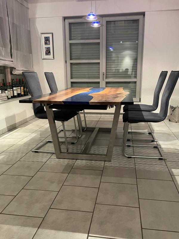 Holztisch für Esszimmer mit Dekorelementen