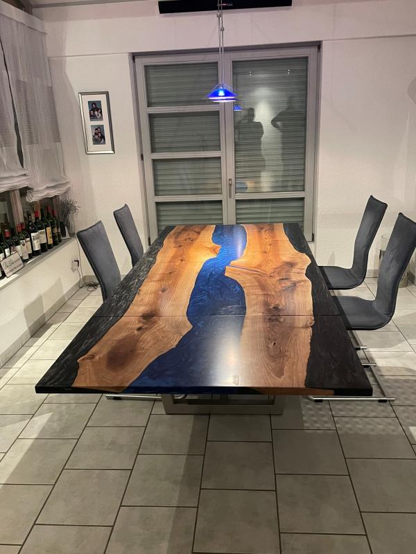 Schwarzgraue und blaue Dekorelemente in Holztisch für Esszimmer
