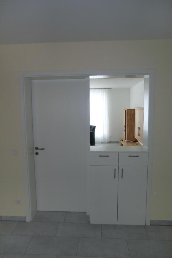 Garderobe in Kanadisch Ahorn furniert und lackiert (Niebelsbach)