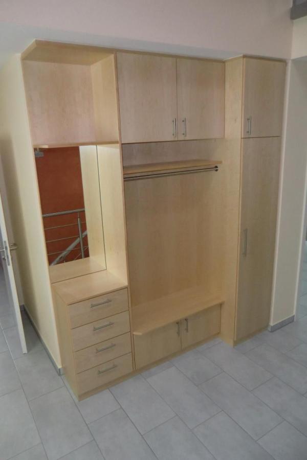 Garderobe in Kanadisch Ahorn furniert und lackiert (Niebelsbach)