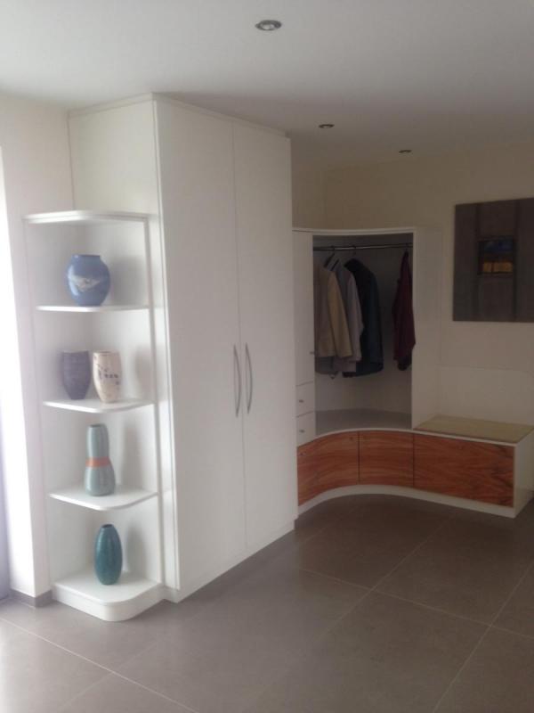 Garderobe weiß lackiert mit formenverleimten Türen in Zwetschge furniert (Singen)