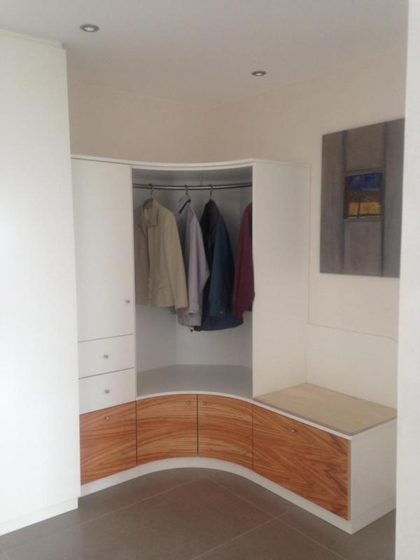 Garderobe weiß lackiert mit formenverleimten Türen in Zwetschge furniert (Singen)