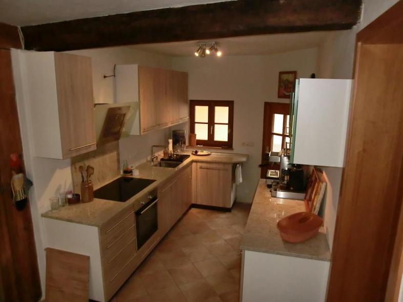 Küchenmöbel mit Stein-Arbeitsplatte