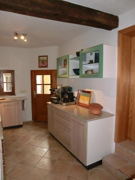 Küchenmöbel mit Stein-Arbeitsplatte