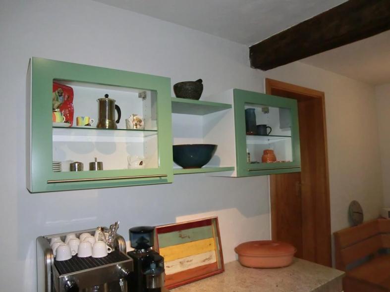 Küchenmöbel mit mint-grüner Tür