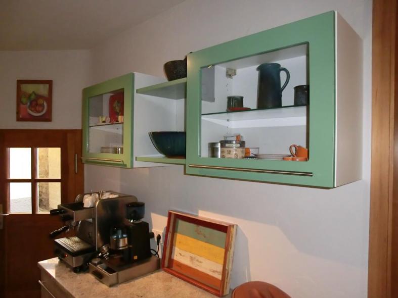 Küchenmöbel mit mint-grüner Tür