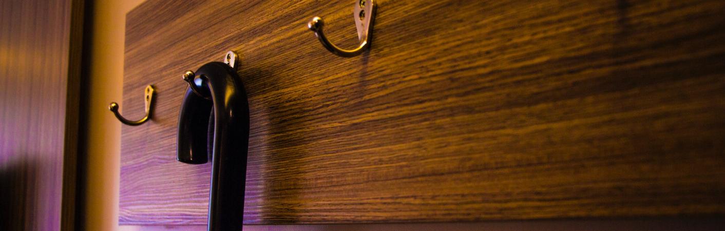 Garderobe mit Schirm am Haken
